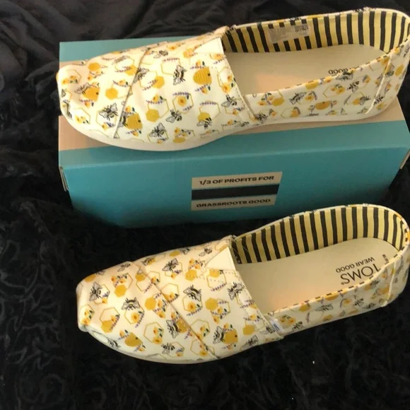 TOMS Womens Yellow and Cream Bee Pattern Slippers - Picture 6 of 7